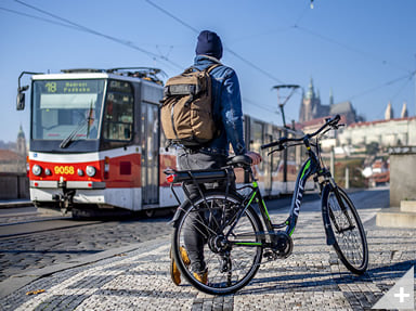 Bicicletta elettrica da città URBAN 1.2 (17) in città - Immagine 1