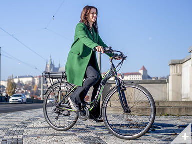 Bicicletta elettrica da città URBAN 1.2 (17) in città - Immagine 3