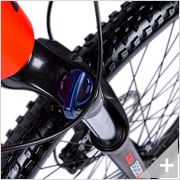Bicicletta elettrica Mountain e-Bike CANYON 5.2: particolare ammortizzatori e forcella