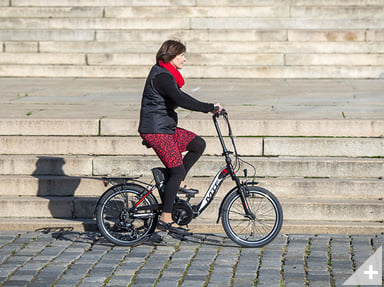 Bicicletta elettrica pieghevole e-bike Go-Byke 1.2 in città - Immagine 3