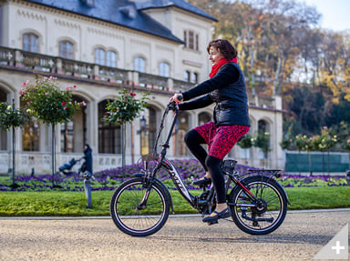 Bicicletta elettrica pieghevole e-bike Go-Byke 1.2 in città - Immagine 4