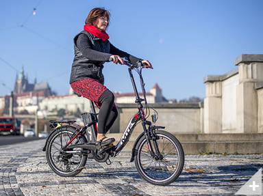Bicicletta elettrica pieghevole e-bike Go-Byke 1.2 in città - Immagine 2