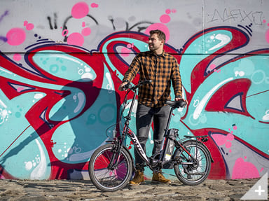 Bicicletta elettrica pieghevole e-bike Go-Byke 1.2 in città - Immagine 1